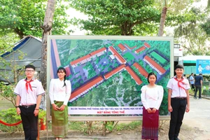Học sinh vùng biên giới tỉnh An Giang hân hoan trong ngày lễ khởi công, động thổ trường phổ thông nội trú liên cấp.