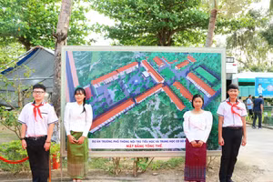 Học sinh vùng biên giới tỉnh An Giang hân hoan trong ngày lễ khởi công, động thổ trường phổ thông nội trú liên cấp.