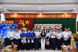 Hải đội 401 và Đoàn thanh niên Trường THPT An Thới chụp ảnh lưu niệm.