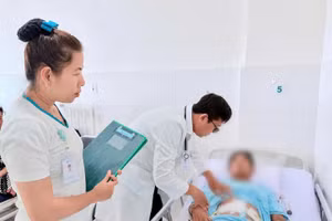 Bác sĩ thăm khám cho người bệnh.