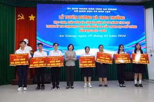 Bà Nguyễn Thị Minh Thúy, Phó Chủ tịch UBND tỉnh An Giang, trao thưởng cho các em học sinh.