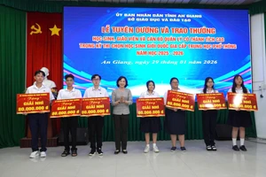 Bà Nguyễn Thị Minh Thúy, Phó Chủ tịch UBND tỉnh An Giang, trao thưởng cho các em học sinh.