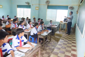 Ngôi trường vùng biên An Giang với lớp học đơn sơ, bàn ghế cũ, nhưng chưa bao giờ làm vơi đi khát vọng học tập của học trò. 