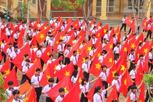 Gần 300 học sinh Trường THCS Thị trấn Cờ Đỏ "nhuộm đỏ" sân trường bằng cờ Tổ quốc.