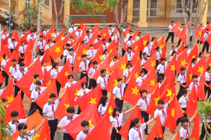 Gần 300 học sinh Trường THCS Thị trấn Cờ Đỏ "nhuộm đỏ" sân trường bằng cờ Tổ quốc.