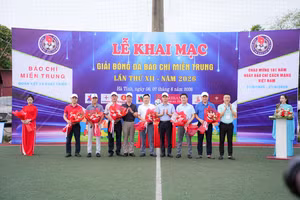 Đại diện lãnh đạo tỉnh Hà Tĩnh tặng hoa chúc mừng các đội bóng tham dự giải.