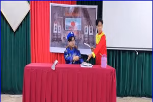 Học sinh nhập vai sân khấu hóa tác phẩm "Huyện đường".