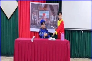 Học sinh nhập vai sân khấu hóa tác phẩm "Huyện đường".