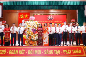 Lãnh đạo tỉnh Hà Tĩnh tặng hoa chúc mừng Ban chấp hành Đảng bộ Sở GD&ĐT nhiệm kỳ 2025-2030.