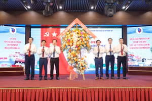 Lãnh đạo tỉnh Hà Tĩnh tặng hoa chúc mừng các cơ quan báo chí.