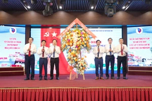 Lãnh đạo tỉnh Hà Tĩnh tặng hoa chúc mừng các cơ quan báo chí.