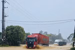 Mưa lớn gây ngập lụt tại các tuyến đường xã Hương Khê (Hà Tĩnh).