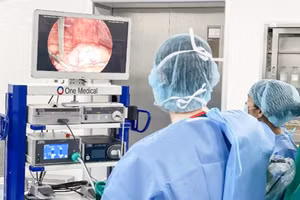 Khối u lớn vùng hạ vị, lan ngang đến rốn. Ảnh: BVCC.