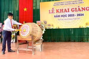 Hiệu trưởng Trường THPT Nguyễn Trung Thiên đánh trống khai giảng năm học mới. (Ảnh tư liệu).