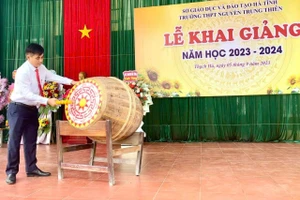 Hiệu trưởng Trường THPT Nguyễn Trung Thiên đánh trống khai giảng năm học mới. (Ảnh tư liệu).
