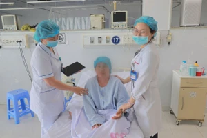 Ê-kíp bác sĩ điều trị thăm hỏi bệnh nhân.