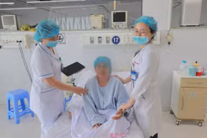 Ê-kíp bác sĩ điều trị thăm hỏi bệnh nhân.