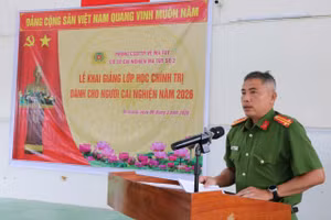 Trung tá Nguyễn Thành Trung, Phó Trưởng Cơ sở cai nghiện số 2, phát biểu tại Lễ khai giảng.