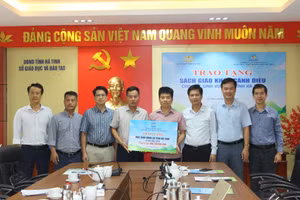 Đại diện Công ty Cổ phần Đầu tư Xuất bản – Thiết bị Giáo dục Việt Nam trao tặng hơn 30.000 bản sách, đồ dùng học tập... cho ngành Giáo dục Hà Tĩnh.