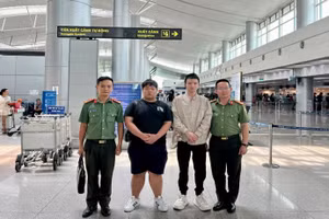Công an tỉnh An Giang đã đưa 2 công dân Trung Quốc nhập cảnh trái phép đến Cảng hàng không quốc tế Tân Sơn Nhất để làm thủ tục trục xuất. Ảnh: CACC.