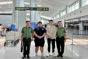 Công an tỉnh An Giang đã đưa 2 công dân Trung Quốc nhập cảnh trái phép đến Cảng hàng không quốc tế Tân Sơn Nhất để làm thủ tục trục xuất. Ảnh: CACC.