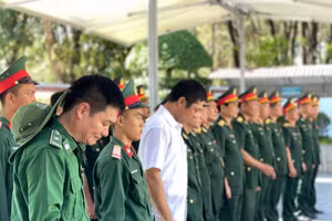 Những ngày tháng 7, khu Di tích lịch sử Ngã ba Đồng Lộc đón tiếp hàng nghìn du khách về dâng hương tưởng niệm.