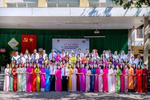 Tập thể cán bộ, giáo viên Trường THPT Hồng Lĩnh năm học 2025-2026.