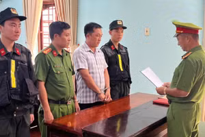 Cơ quan CSĐT Công an tỉnh An Giang tống đạt các quyết định khởi tố vụ án, khởi tố bị can đối với Tô Hoàng Dũ. Ảnh: CACC.