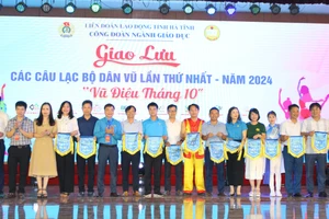 Ban tổ chức tặng cờ lưu niệm cho 24 đơn vị tham gia Giao lưu dân vũ, khiêu vũ thể thao Công đoàn ngành Giáo dục Hà Tĩnh.