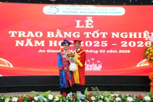 TS Nguyễn Văn Thành, Hiệu trưởng Trường Đại học Kiên Giang, nhận hoa tri ân từ đại diện sinh viên tốt nghiệp.