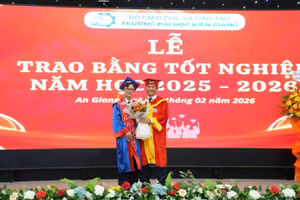 TS Nguyễn Văn Thành, Hiệu trưởng Trường Đại học Kiên Giang, nhận hoa tri ân từ đại diện sinh viên tốt nghiệp.