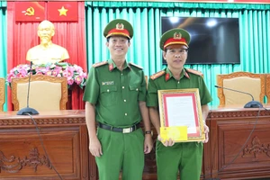 Thừa ủy quyền của lãnh đạo Bộ Công an, Đại tá Nguyễn Nhật Trường, Phó Giám đốc Công an tỉnh An Giang, trao Quyết định khen thưởng đột xuất cho Công an phường Long Xuyên. Ảnh: Nghiêm Túc.