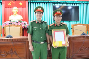 Thừa ủy quyền của lãnh đạo Bộ Công an, Đại tá Nguyễn Nhật Trường, Phó Giám đốc Công an tỉnh An Giang, trao Quyết định khen thưởng đột xuất cho Công an phường Long Xuyên. Ảnh: Nghiêm Túc.