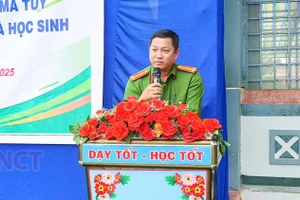 Cán bộ Công an xã Tân Thạnh (TP Cần Thơ) tuyên truyền phòng chống ma túy cho học sinh. Ảnh: Công an Cần Thơ.