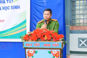 Cán bộ Công an xã Tân Thạnh (TP Cần Thơ) tuyên truyền phòng chống ma túy cho học sinh. Ảnh: Công an Cần Thơ.