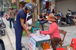 Giá vàng tăng cao, người dân mua vé số 'cầu lộc' ngày vía Thần Tài
