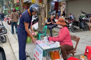 Giá vàng tăng cao, người dân mua vé số 'cầu lộc' ngày vía Thần Tài