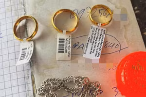 Số tài sản bà Lý đánh rơi khi đi trên đường.