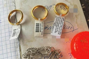 Số tài sản bà Lý đánh rơi khi đi trên đường.