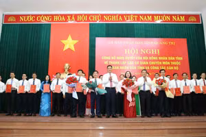 Bí thư Tỉnh ủy Quảng Trị trao Quyết định bổ nhiệm Giám đốc, Phó Giám đốc các Sở, ngành.