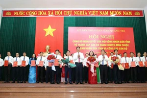 Bí thư Tỉnh ủy Quảng Trị trao Quyết định bổ nhiệm Giám đốc, Phó Giám đốc các Sở, ngành.