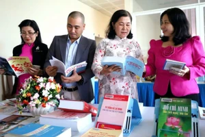 Trưng bày sách tại Lễ phát động "Tuần lễ hưởng ứng học tập suốt đời và kỷ niệm Ngày Khuyến học Việt Nam tại Cần Thơ.
