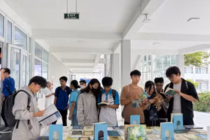 Sinh viên tham quan tại khu vực trưng bày.