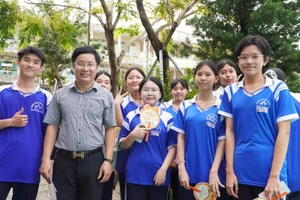 Ông Lê Huy Thơ, Phó Hiệu trưởng Trường THPT Nguyễn Trung Trực 1, cùng các em học sinh tại Ngày hội. Ảnh: Yến Phương.