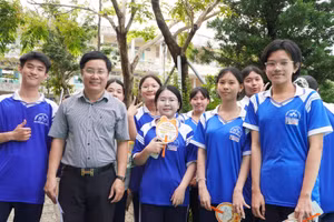 Ông Lê Huy Thơ, Phó Hiệu trưởng Trường THPT Nguyễn Trung Trực 1, cùng các em học sinh tại Ngày hội. Ảnh: Yến Phương.