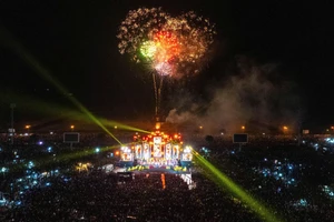 Toàn cảnh Chương trình nghệ thuật mừng Đảng, mừng Xuân Bính Ngọ 2026 tại Quảng trường Trần Quang Khải (An Giang).