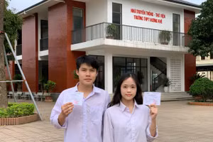 Học sinh Trường THPT Hương Khê (Hương Khê, Hà Tĩnh) háo hức với lá phiếu cử tri đầu đời.