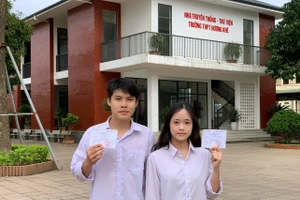 Học sinh Trường THPT Hương Khê (Hương Khê, Hà Tĩnh) háo hức với lá phiếu cử tri đầu đời.