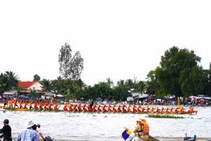 Sôi nổi màn tranh tài của các đội đua ghe Ngo.
