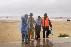 Các thuyền viên được đưa vào bờ an toàn.